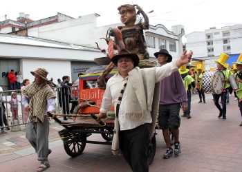 EN PASTO, ESPECTACULAR DESFILE DE AÑOS VIEJOS, A PESAR DE LA SÁTIRA Y EL HUMOR NEGRO, LA TOLERANCIA SE IMPUSO, SOMOS UNA SOLA FAMILIA, FELIZ AÑO.